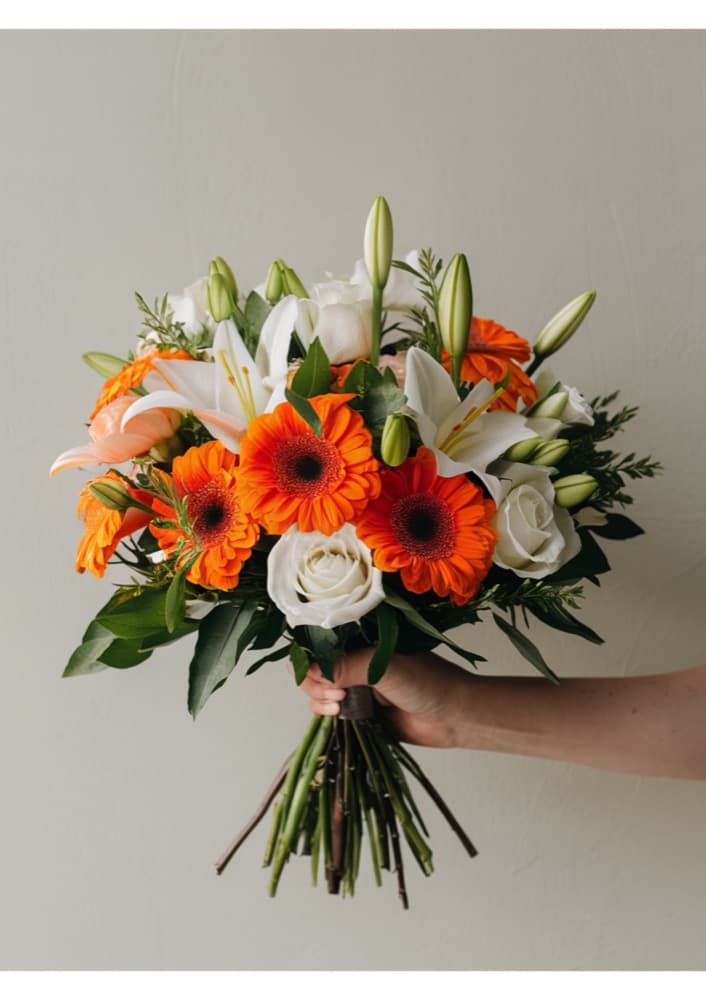 Weiße Lilien mit orange Gerbera und weißen Rosen — Sonnenweiß, handgebundener Strauß von Blumen im Westend in Frankfurt