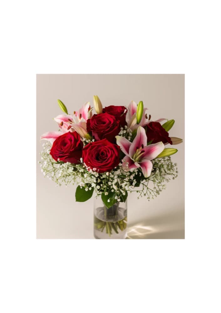 Strauß aus roten Rosen und rosa Lilien — Romantische Liebe, handgebundener Strauß von Blumen im Westend in Frankfurt