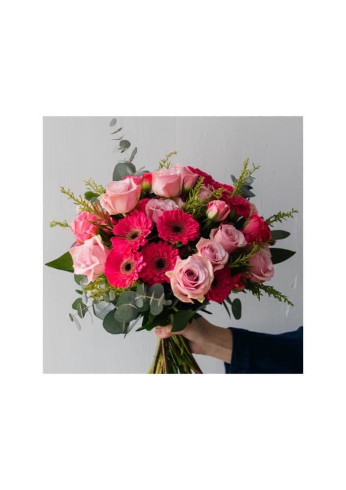 Rosa Rosen und Gerbera Handstrauß mit Eukalyptus — Rosé Bouquet, handgebundener Strauß von Blumen im Westend in Frankfurt