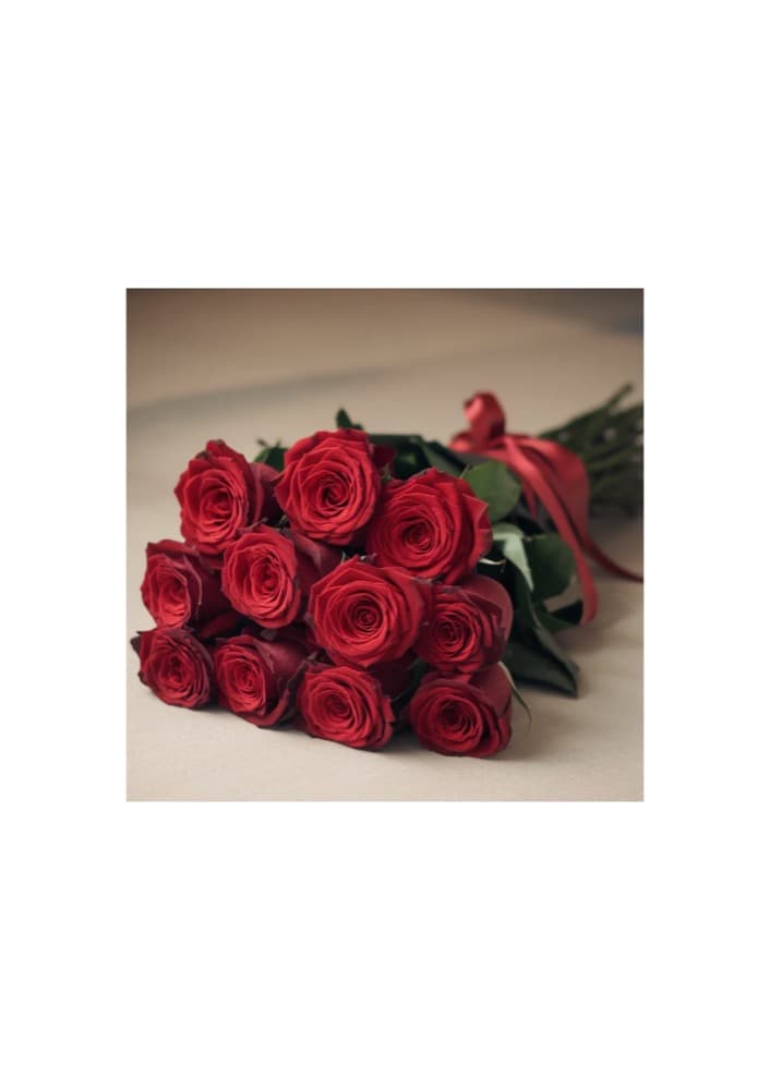 Ein Dutzend rote Rosen, geschenkfertig gebunden — Rote Rosen Klassisch, handgebundener Strauß von Blumen im Westend in Frankfurt