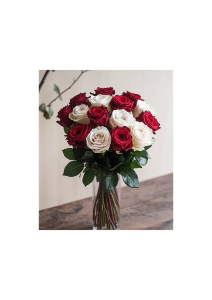 Rote und weiße Rosen im Strauß — Roter Klassiker, handgebundener Strauß von Blumen im Westend in Frankfurt