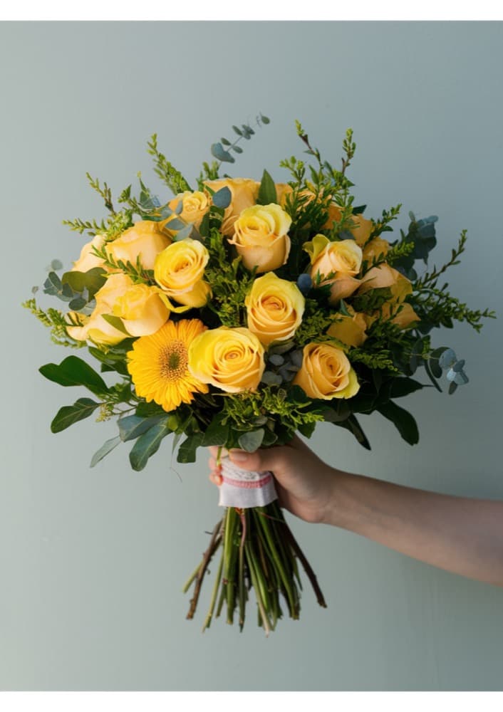 Gelbe Rosen und Gerbera Handstrauß — Sonnengruß, handgebundener Strauß von Blumen im Westend in Frankfurt
